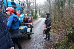 Samedi pluvieux, on accède à l'Odon par un chemin des arrières de Mouen